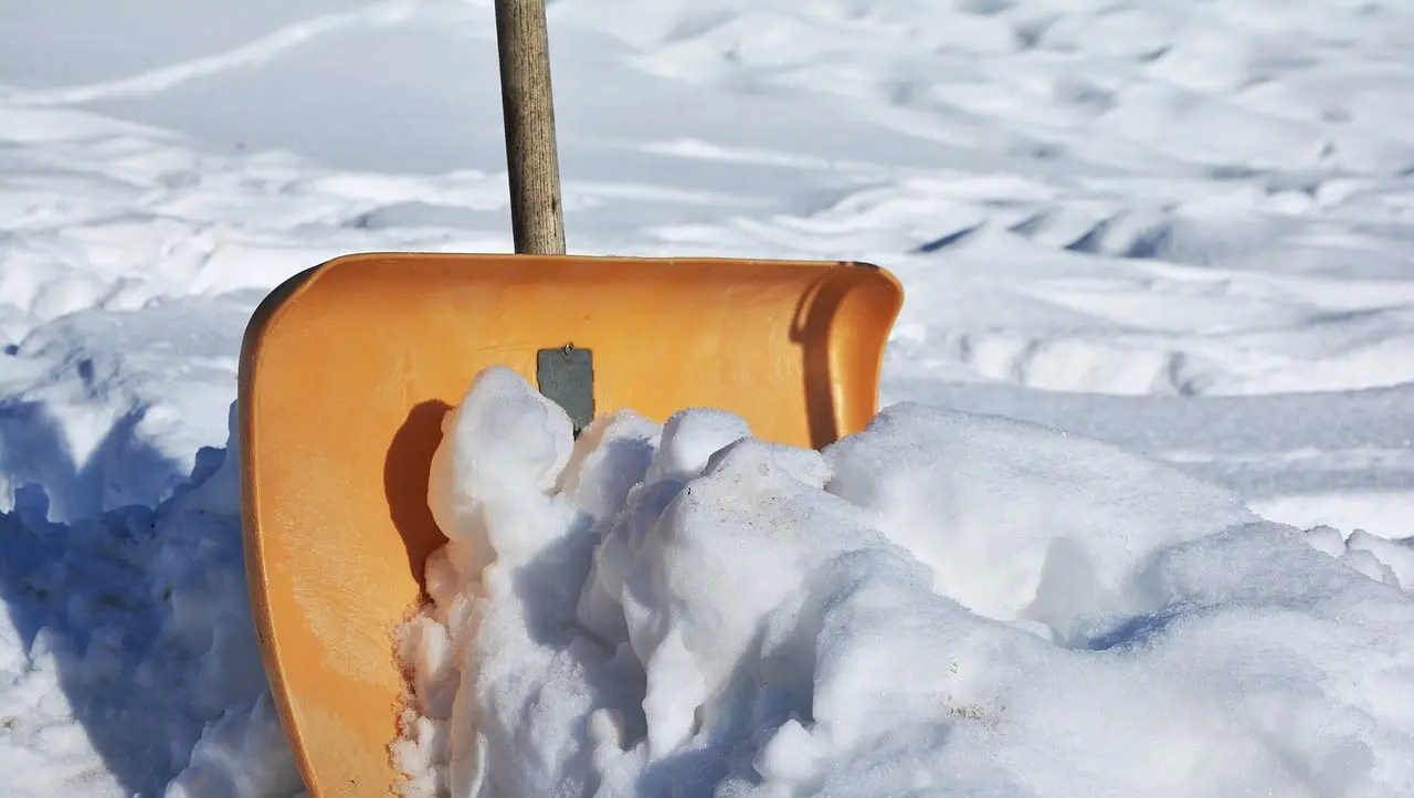snow shovel 2001776 1280